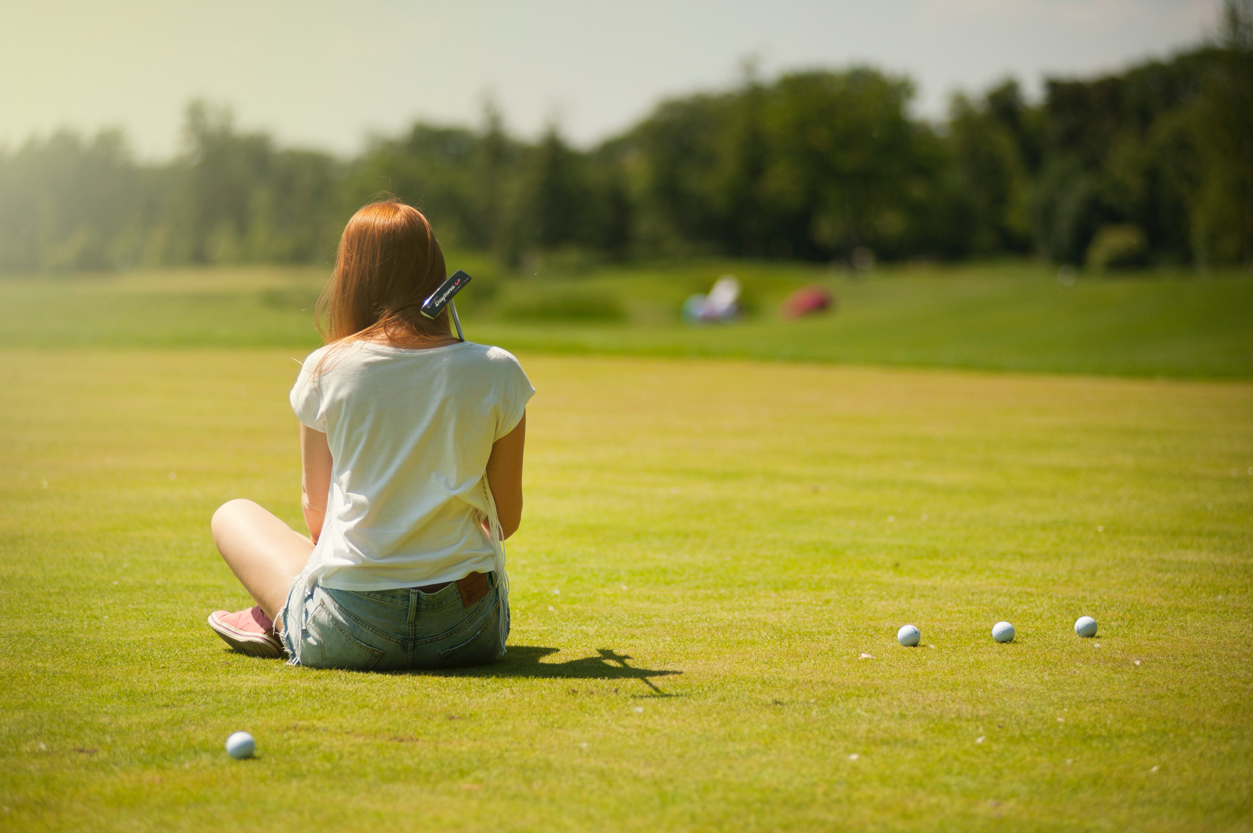 En kvinne på golfbanen.