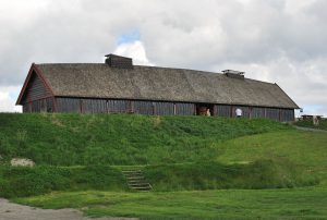 1200px-Langhuset_Stiklastadir