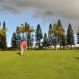 En mann spiller golf